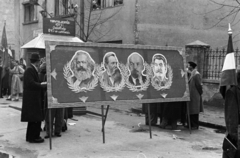 Magyarország, Budapest XIV., Bosnyák utca, a Posta Központi Járműtelep felvonuló dolgozói, háttérben a 7/a számú ház., 1956, Bolvári László, Budapest, Lenin-ábrázolás, Friedrich Engels-ábrázolás, Karl Marx-ábrázolás, Sztálin ábrázolás, Fortepan #267789