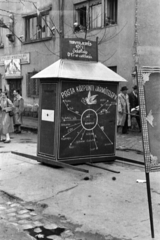 Magyarország, Budapest XIV., Bosnyák utca, a Posta Központi Járműtelep felvonuló dolgozóinak dekorációja, háttérben a 7/a számú ház., 1956, Bolvári László, Budapest, felirat, dekoráció, postaláda, békegalamb, pódiumautó, Fortepan #267790