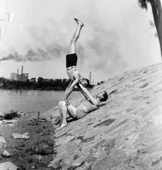 Hungary, Budapest III., Római part, szemben a Tungsram., 1932, Fortepan, bathing suit, genre painting, shore, exercise, Budapest, handstand, Fortepan #26780