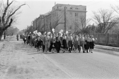 Hungary, Budapest XIV., Egressy út, felvonulásra induló dolgozók a Posta Központi Járműtelepe előtt., 1959, Bolvári László, Budapest, baloon, 1st of May parade, uniform, Fortepan #267801