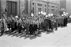 Hungary, Budapest XIV., Egressy út 35-51., Posta Központi Járműtelep, felvonulásra készülődő dolgozók az udvaron., 1959, Bolvári László, Budapest, baloon, flag, 1st of May parade, uniform, Fortepan #267803