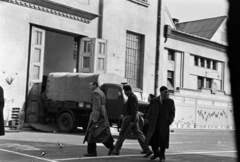 Hungary, Budapest XIV., Egressy út 35-51., a felvétel a Posta Központi Járműtelepén készült., 1955, Bolvári László, Budapest, briefcase, commercial vehicle, winter coat, Fortepan #267814