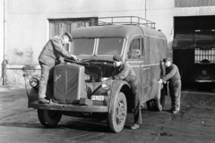 Magyarország, Budapest XIV., Egressy út 35-51., a felvétel a Posta Központi Járműtelepén készült., 1955, Bolvári László, Budapest, szerelés, rendszám, postajármű, tetőcsomagtartó, Fortepan #267824