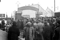 Magyarország, Budapest XIV., Egressy út 35-51., a felvétel a Posta Központi Járműtelepén kapujánál készült., 1955, Bolvári László, Budapest, aktatáska, tömeg, ünnepség, viharkabát, Fortepan #267828