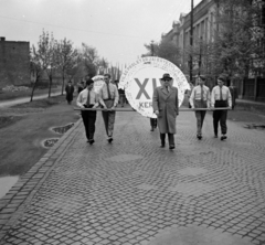 Hungary, Budapest XIV., Egressy út, felvonulásra induló dolgozók a Posta Központi Járműtelepe előtt., 1958, Bolvári László, Best of, Budapest, decoration, slogan, march, carrying, youth, Fortepan #267848