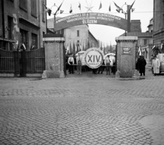 Magyarország, Budapest XIV., Egressy út 35-51., felvonulásra induló dolgozók a Posta Központi Járműtelep kapujánál., 1958, Bolvári László, Budapest, politikai dekoráció, Fortepan #267849