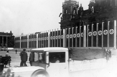 Németország, Berlin, Múzeum-sziget, Lustgarten. Balra az Altes Museum és jobbra a Berlini dóm, a Berliner Schloss felől nézve., 1936, Fortepan, horogkereszt, múzeum, nácizmus, székesegyház, neoklasszicizmus, Karl Friedrich Schinkel-terv, Julius Carl Raschdorff-terv, Fortepan #26785