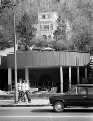 Magyarország,Dunakanyar, Visegrád, a 11-es főút a hajóállomás közelében. Háttérben a Görgey lépcső és a Pálffy-kastély., 1972, Dorics István, Fortepan #267867