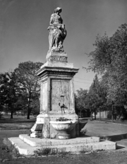 Magyarország, Népliget, Budapest X., Halász-kút, Dunaiszky László szobrászművész 1862-ben leleplezett alkotása., 1954, Geuduschek Tibor, szobor, park, Budapest, Fortepan #26793