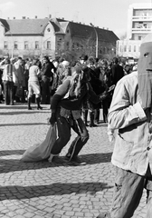 Hungary, Mohács, Széchenyi tér busójárás idején, háttérben balra a Szabadság utca - Vörösmarty utca sarkán álló ház látható., 1975, Dorics István, Fortepan #267999