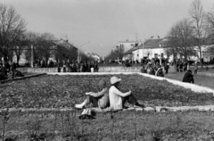 Hungary, Mohács, Hősök parkja, szemben a Szabadság utca, távolban a szovjet hősi emlékmű. A felvétel a busójárás idején készült., 1975, Dorics István, back, Fortepan #268002