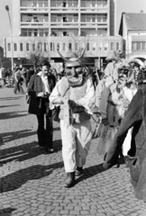 Hungary, Mohács, Széchenyi tér busójárás idején, háttérben jobbra a Szabadság utca - Vörösmarty utca sarkán álló ház látható., 1975, Dorics István, Fortepan #268009