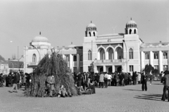 Hungary, Mohács, a Széchenyi tér busójárás idején, háttérben a Városháza., 1975, Dorics István, Fortepan #268010