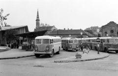 Hungary, Vác, Szent István tér, MÁVAUT autóbusz-pályaudvar, háttérben az evangélikus templom., 1961, Gárdos Katalin, Ikarus 620, Fortepan #268051