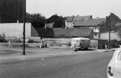 Hungary, Budapest II., Lövőház utca, parkoló. Háttérben balra a Retek utca melletti házak tűzfala, távolban a Fény utca melletti házak ablakai láthatók., 1961, Gárdos Katalin, Budapest, Fortepan #268053