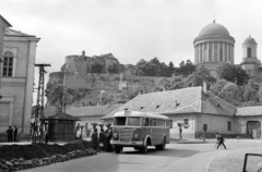 Hungary, Esztergom, Bajcsy-Zsilinszky út (11-es főút), balra szemben a Pázmány Péter utca (ekkor ez is Bajcsy-Zsilinszky út), jobbra a Várhegyen a Bazilika., 1961, Gárdos Katalin, Fortepan #268061