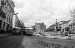 Magyarország, Pécs, Széchenyi tér, a Szentháromság-szobor mögött a Dzsámi, jobbra a háttérben a Nádor Szálló., 1963, Gárdos Katalin, Ikarus 31/311, rendszám, Ikarus 55, Fortepan #268076