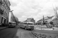 Magyarország, Pécs, Széchenyi tér, a Szentháromság-szobor mögött a Dzsámi, jobbra a háttérben a Nádor Szálló., 1963, Gárdos Katalin, autóbusz, Ikarus-márka, Ikarus 55, Fortepan #268077