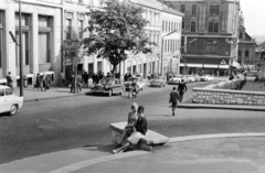 Magyarország, Pécs, Széchenyi tér, a felvétel a Dzsámi előtt készült. Háttérben a Városháza takarásában az Irgalmasok temploma., 1963, Gárdos Katalin, rendszám, Fortepan #268078