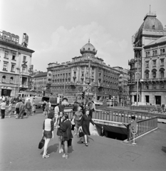 Magyarország, Budapest VII.,Budapest VIII., Blaha Lujza tér, szemben az Erzsébet (Lenin) körút - Rákóczi út sarkon a Csemege Áruház / éjjel-nappal közért épülete., 1972, Gárdos Katalin, Budapest, Fortepan #268087