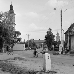 Magyarország, Abony, Kossuth Lajos tér, balra a Szent István király-templom, jobbra a református templom., 1972, Gárdos Katalin, Fortepan #268094