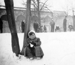 Magyarország, Városliget, Budapest XIV., Városligeti körút, a korábbi Magyar Királyi Közlekedési Múzeum, a millenniumi kiállításra épített Közlekedési csarnok romos épülete., 1957, Pohl Pálma, tél, hó, szánkó, gyerek, Budapest, Fortepan #26811