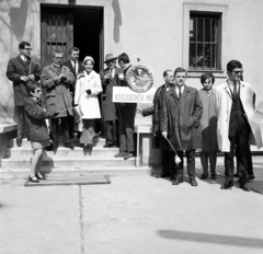 Magyarország, Városliget, Budapest XIV., felvonulásra készülődők a Közlekedési Múzeum oldalbejárata előtt., 1970, Gárdos Katalin, Best of, Budapest, Fortepan #268146