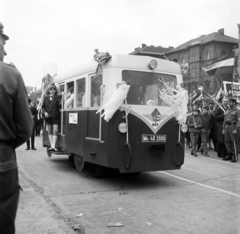 Magyarország, Budapest VII.,Budapest XIV., Dózsa György út, május 1-i felvonulás, háttérben a Dózsa György út - Marek József utca sarkán álló épületek., 1970, Gárdos Katalin, Budapest, Fortepan #268147