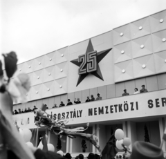 Magyarország, Budapest XIV., Ötvenhatosok tere (Felvonulási tér), május 1-i felvonulás, háttérben a dísztribün., 1970, Gárdos Katalin, Budapest, Fortepan #268148