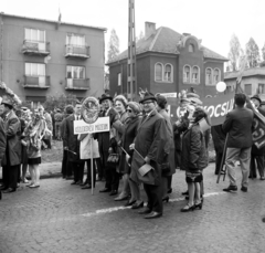 Magyarország, Budapest XIV., Hungária körút, május 1-i felvonulás, háttérben a Hungária körút 137. és 135. számú ház., 1970, Gárdos Katalin, Budapest, Fortepan #268149