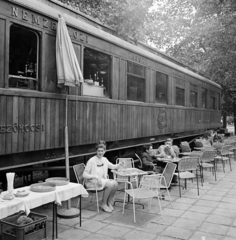 Magyarország, Városliget, Budapest XIV., park a Közlekedési Múzeum mellett, Múzeum Eszpresszó az Orient expressz 1912-ben készült étkezőkocsijában., 1969, Gárdos Katalin, Budapest, terasz, vagon, Fortepan #268191