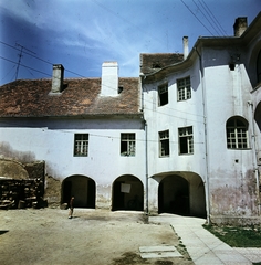 Magyarország, Kőszeg, Chernel utca 12., a Budaker Gusztáv Zeneiskola udvara., 1966, Gárdos Katalin, színes, Fortepan #268193