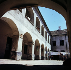 Magyarország, Kőszeg, Chernel utca 10., a Chernel- (Festetics-) palota kerengője., 1966, Gárdos Katalin, színes, Fortepan #268196