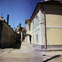 Magyarország, Kőszeg, Bem József utca a Kelcz-Adelffy utca felől a Jurisics tér felé nézve, háttérben a Szent Jakab-templom., 1966, Gárdos Katalin, színes, Fortepan #268198