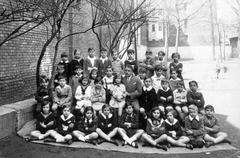 Hungary, Budapest VII., Damjanich utca 4., a Német Birodalmi Iskola udvara., 1927, Pohl Pálma, school, kid, class photo, tableau, teacher, Budapest, cross-legged sitting, Fortepan #26820