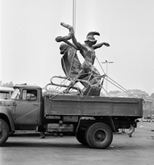 Magyarország, Budapest XIV., Hősök tere, a Millenniumi emlékmű Háború című szobrát (Zala György, 1906) elszállítják restaurálni., 1976, Gárdos Katalin, Best of, Budapest, Fortepan #268208