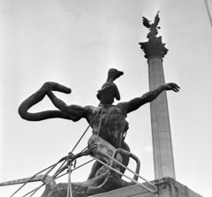 Magyarország, Budapest XIV., Hősök tere, a Millenniumi emlékmű Háború című szobrát (Zala György, 1906) elszállítják restaurálni., 1976, Gárdos Katalin, Budapest, Fortepan #268209