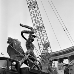 Magyarország, Budapest XIV., Hősök tere, a Millenniumi emlékmű Háború című szobrát (Zala György, 1906) elszállítják restaurálni., 1976, Gárdos Katalin, Budapest, Fortepan #268210