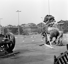 Magyarország, Budapest XIV., Hősök tere, a Millenniumi emlékmű Háború című szobrát (Zala György, 1906) elszállítják restaurálni., 1972, Gárdos Katalin, Budapest, Fortepan #268211