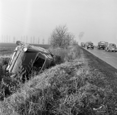 Magyarország, a 4-es főút Üllő és Monor között, a síkos úton megpördült és árokba csapódott, összetört Skoda személygépkocsi., 1970, Gárdos Katalin, baleset, járműroncs, Skoda-márka, Fortepan #268220