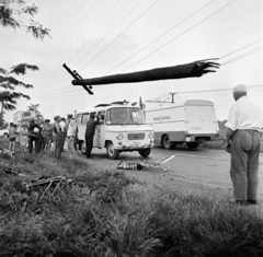 Magyarország, Dunaharaszti, Soroksári út, a felvétel egy közlekedési baleset helyszínén készült., 1969, Gárdos Katalin, Best of, Robur-márka, kerékpár, baleset, színház, mentőautó, Fortepan #268224