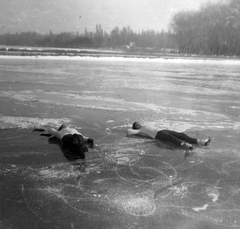 Magyarország, Balatonszemes, hajókikötő., 1966, Pohl Pálma, tél, korcsolyázás, lány, jég, Fortepan #26823