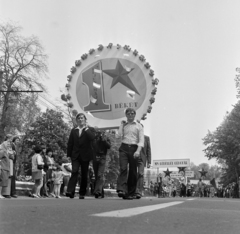 Magyarország, Gödöllő, Szabadság út, a Magyar Néphadsereg Gödöllői Gépgyárának dolgozói a május 1-i felvonuláson., 1971, Gárdos Katalin, Fortepan #268237