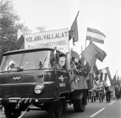 Magyarország, Gödöllő, Szabadság út, a VLÁN 1. sz. Vállalat 12. sz. üzemegységének dolgozói a május 1-i felvonuláson., 1971, Gárdos Katalin, pódiumautó, Robur-márka, Volán-szervezet, zászló, rendszám, Fortepan #268241