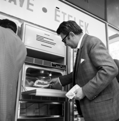 Magyarország, Városliget,Budapesti Nemzetközi Vásár, Budapest XIV., az Utasellátó Vállalat ételautomatái melletti mikrohullámú automata melegítő., 1971, Gárdos Katalin, Budapest, Fortepan #268249