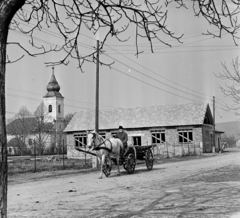 Magyarország, Kisoroszi, a felvétel a Hősök terén készült, háttérben az épülő Művelődési Ház és Könyvtár épülete, balra a református templom látható., 1973, Gárdos Katalin, Fortepan #268255