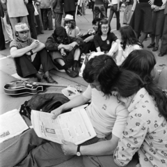 Hungary, Vác, Schuszter Konstantin (Konstantin) tér, a fasizmus feletti győzelem 30. évfordulójának tiszteletére rendezett nagygyűlésen résztvevő fiatalok, 1975. május 11-én., 1975, Gárdos Katalin, Fortepan #268260