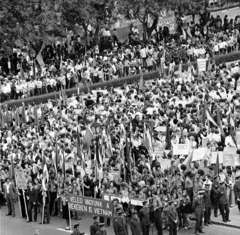 Hungary, Vác, Schuszter Konstantin (Konstantin) tér, a felvétel a fasizmus feletti győzelem 30. évfordulójának tiszteletére rendezett nagygyűlésen készült, 1975. május 11-én., 1975, Gárdos Katalin, Fortepan #268266