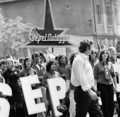 Hungary, Vác, Schuszter Konstantin (Konstantin) tér, a fasizmus feletti győzelem 30. évfordulójának tiszteletére rendezett nagygyűlésre felvonuló fiatalok, 1975. május 11-én., 1975, Gárdos Katalin, Fortepan #268271