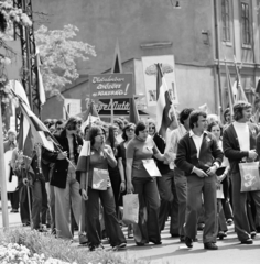 Hungary, Vác, Schuszter Konstantin (Konstantin) tér, a fasizmus feletti győzelem 30. évfordulójának tiszteletére rendezett nagygyűlésre felvonuló fiatalok, 1975. május 11-én., 1975, Gárdos Katalin, Fortepan #268272